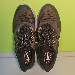 Nike Men's Black and Gray Athletic Shoes